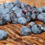 Sušení ovoce v tradiční dřevěné sušárně